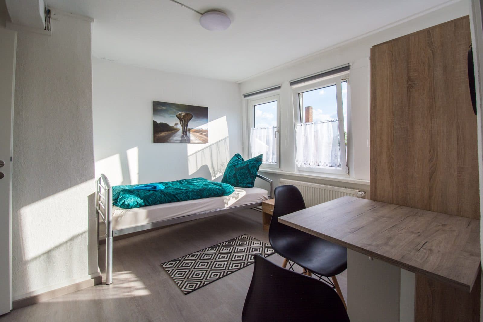 Helles Zimmer mit Arbeitsplatz