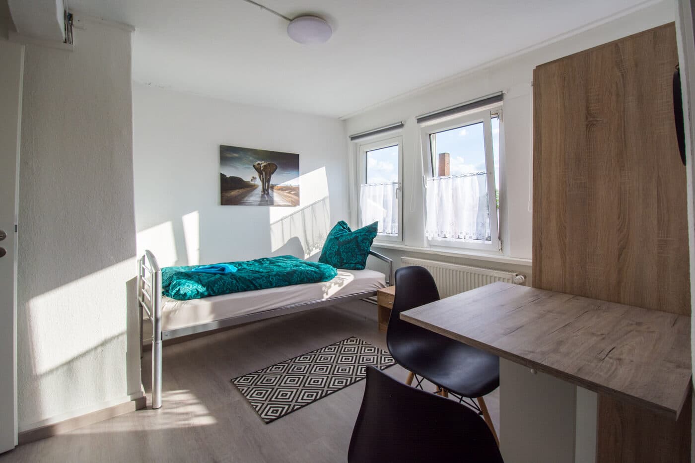 Helles Zimmer mit Tageslicht in einer GLL-Wohnung