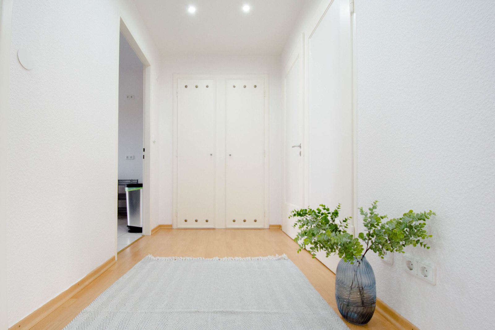 Flur mit Einbauschränken, Monteurwohnung in Frankfurt am Main