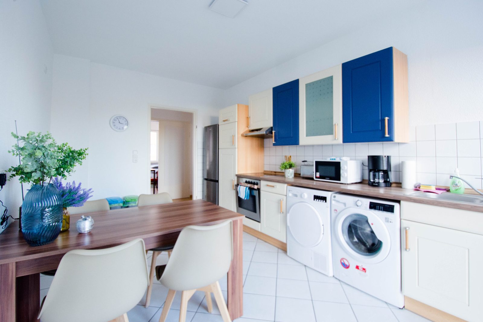 Waschmaschine steht in der Küche, Monteurwohnung in Frankfurt am Main