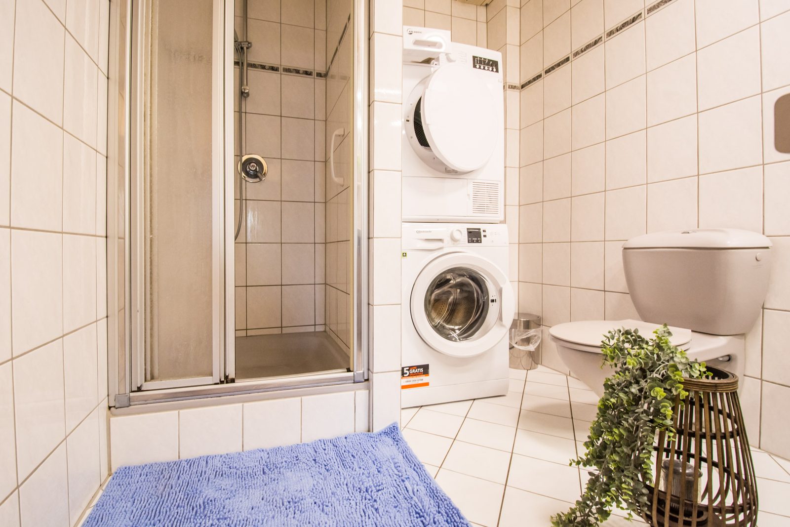 Bad mit Waschmaschine, Monteurwohnung in Heusenstamm