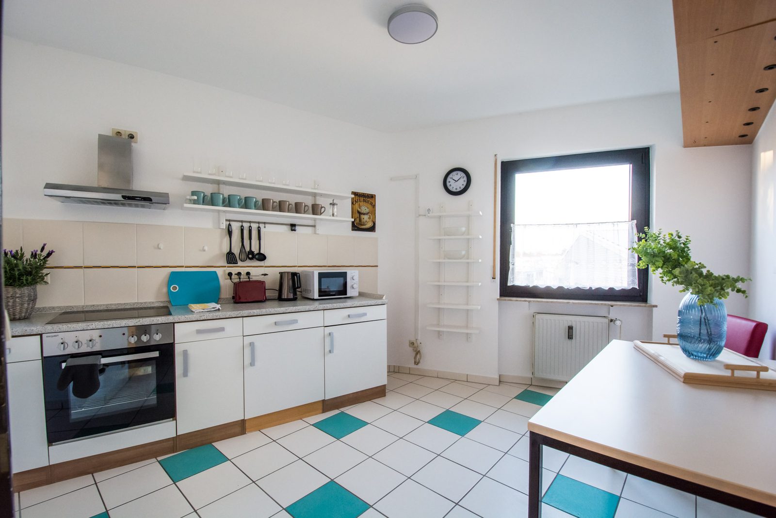 Küchenzeile mit Backofen und Mikrowelle, Monteurwohnung in Heusenstamm