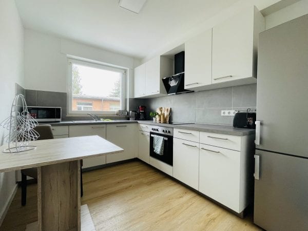 Küche mit Herd, Backofen und Kühlschrank, Monteurwohnung in Mainz
