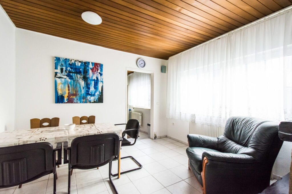 Wohnraum mit Esstisch und Sessel, Monteurwohnung in Mainz
