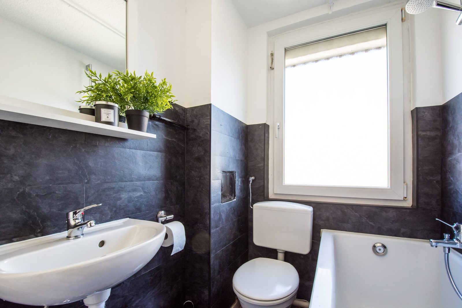 Bad mit Wanne, Monteurwohnung in Neu-Isenburg
