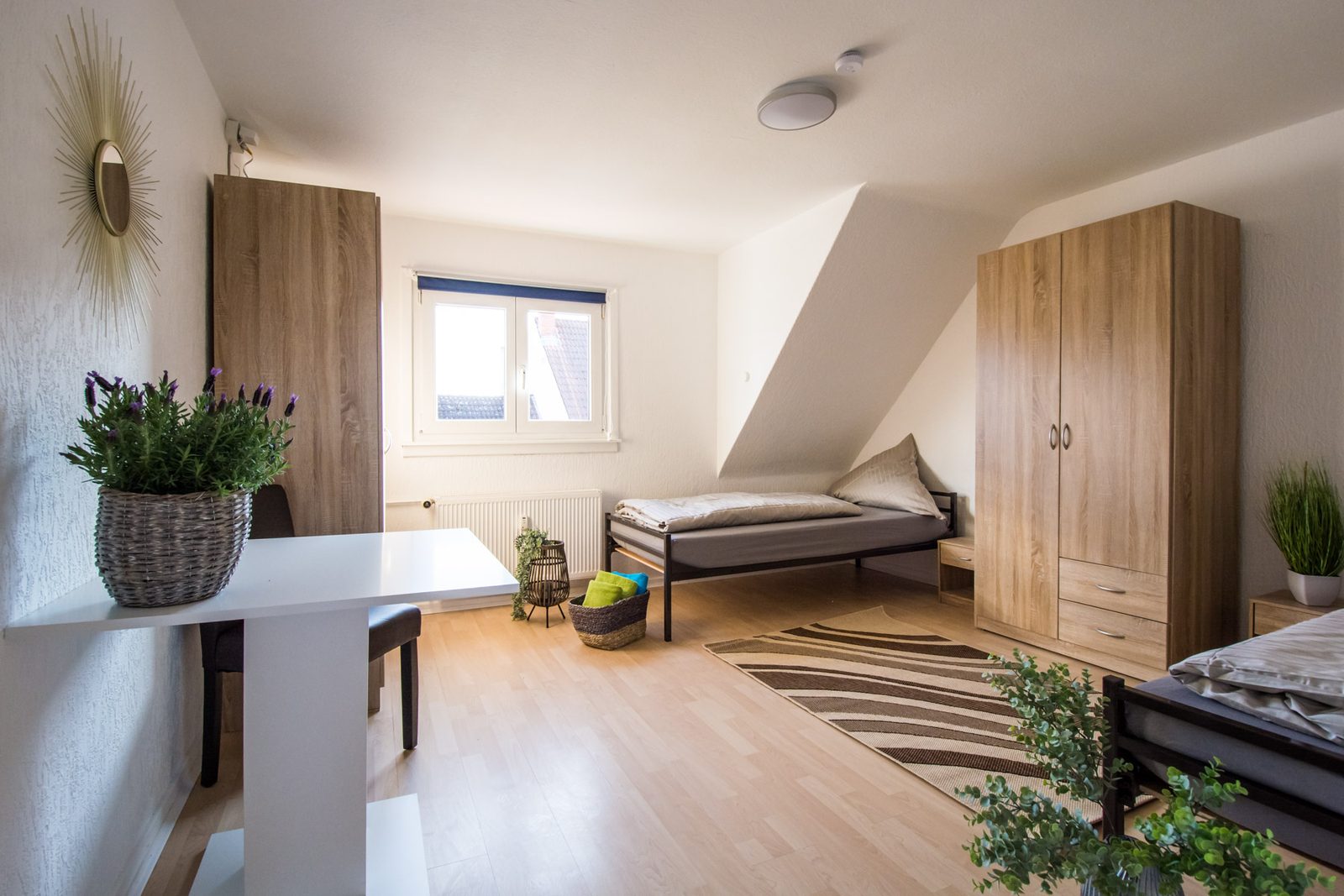 Einzelbett mit großem Kleiderschrank, Monteurwohnung in Neu-Isenburg