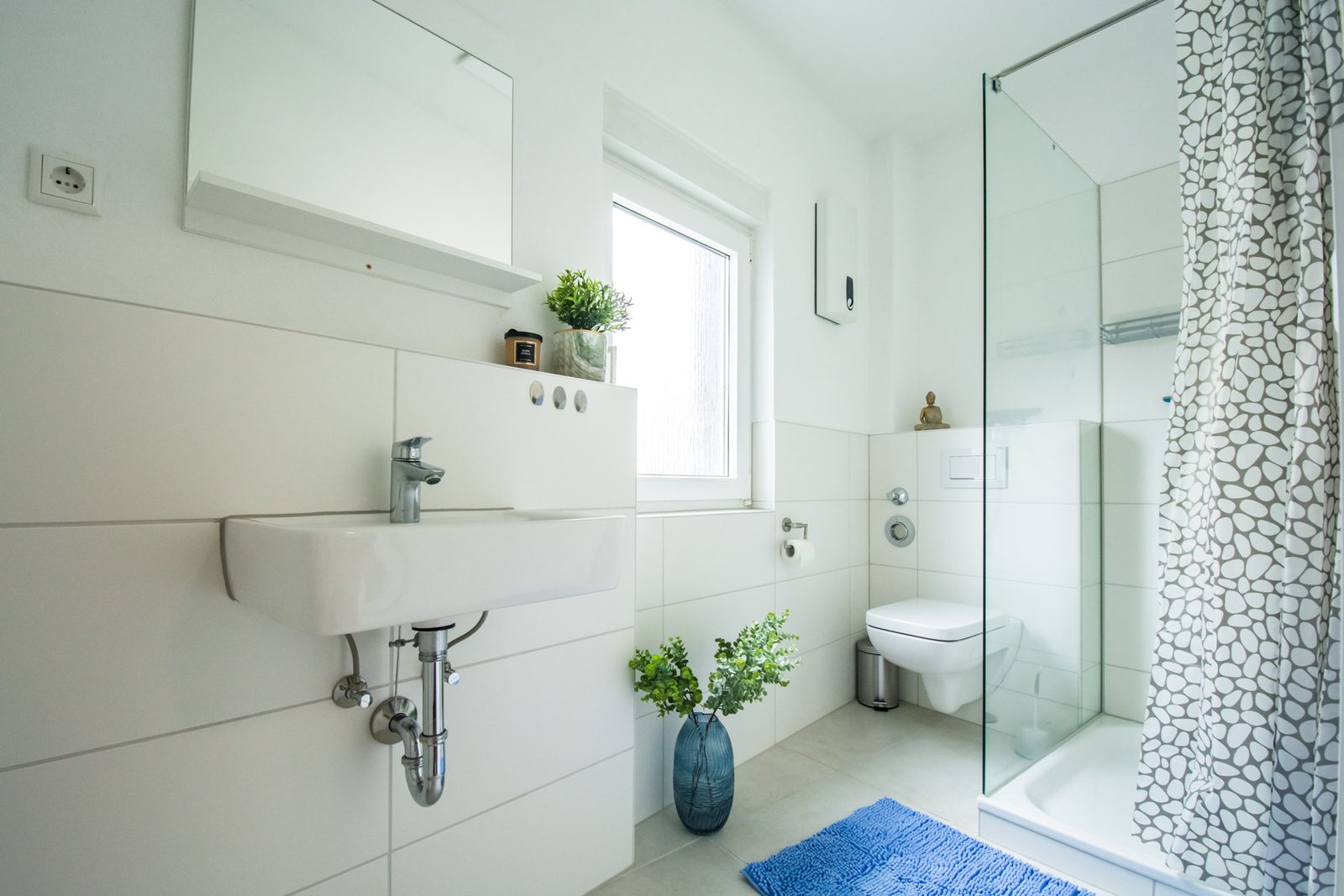 Bad mit Dusche und Fenster, Monteurwohnung in Offenbach
