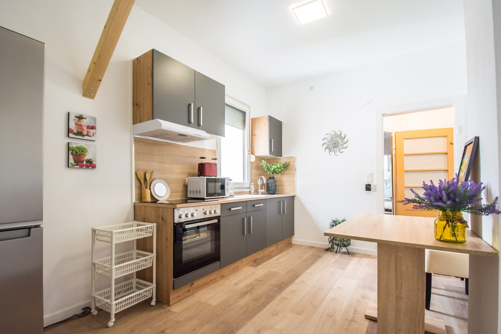 Küche mit Holzfront und Esstisch, Monteurwohnung in Offenbach