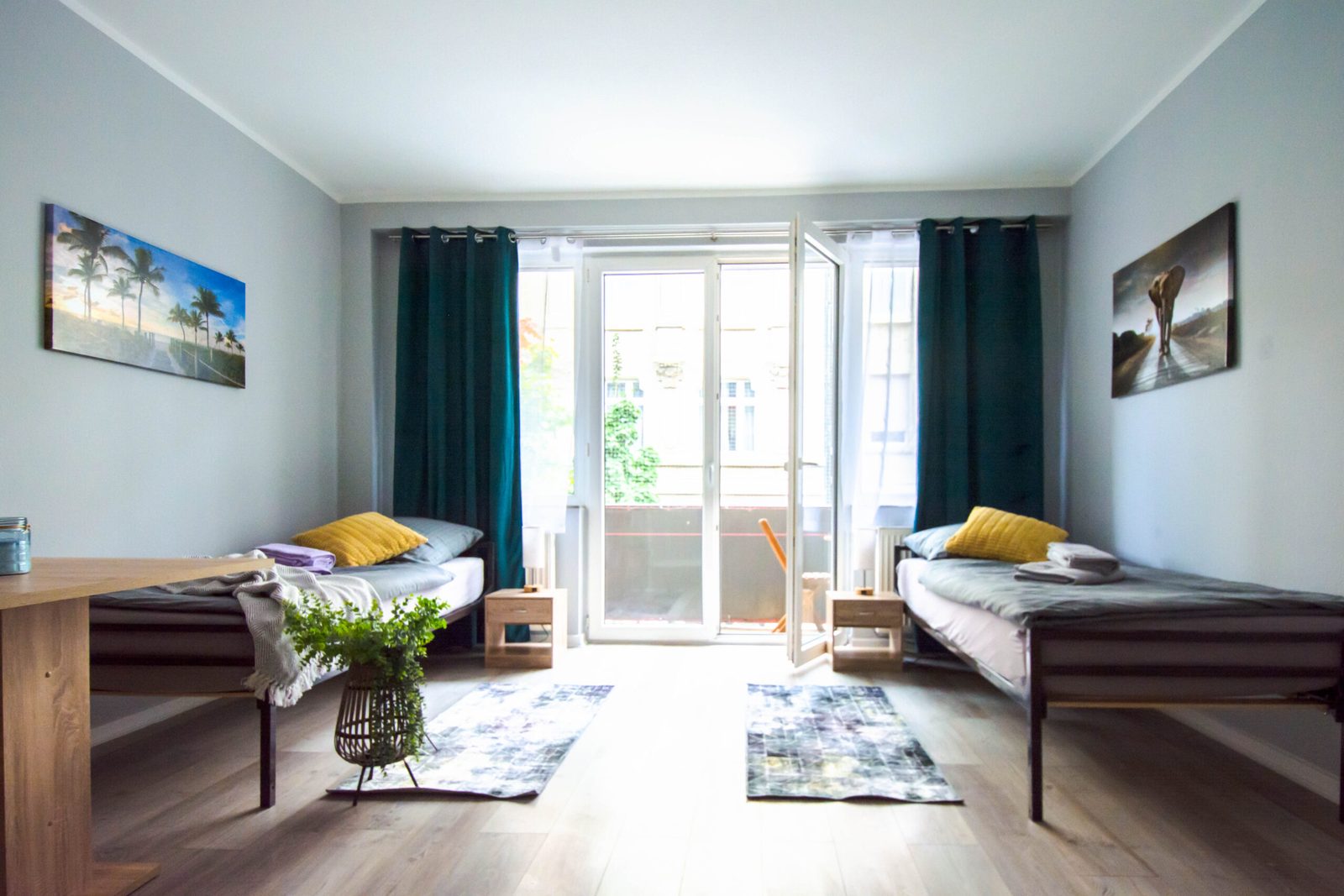 Zimmer mit Balkontür, Monteurwohnung in Offenbach