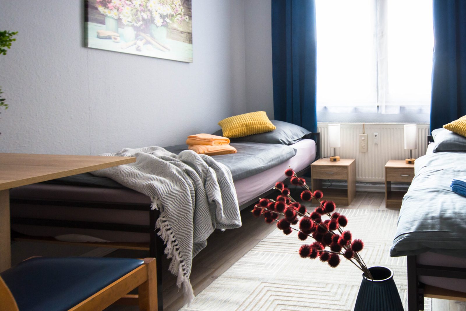 Zimmer mit zwei Betten und Nachttischen, Monteurwohnung in Offenbach