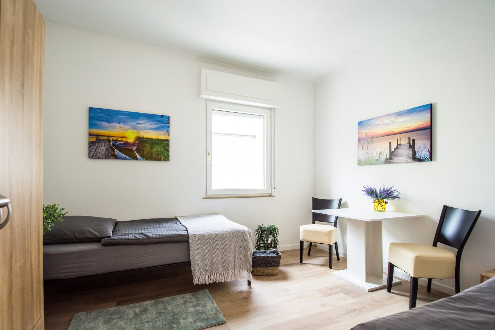 Helles Zimmer mit zwei Betten, Monteurwohnung in Offenbach