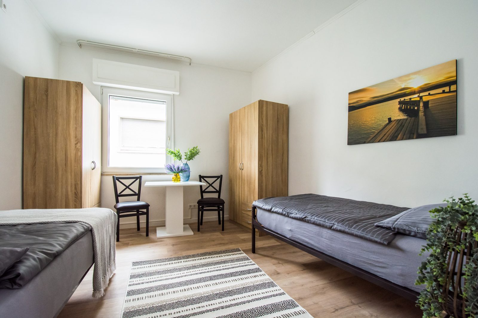 Zwei Einzelbetten mit Kleiderschrank, Monteurwohnung in Offenbach